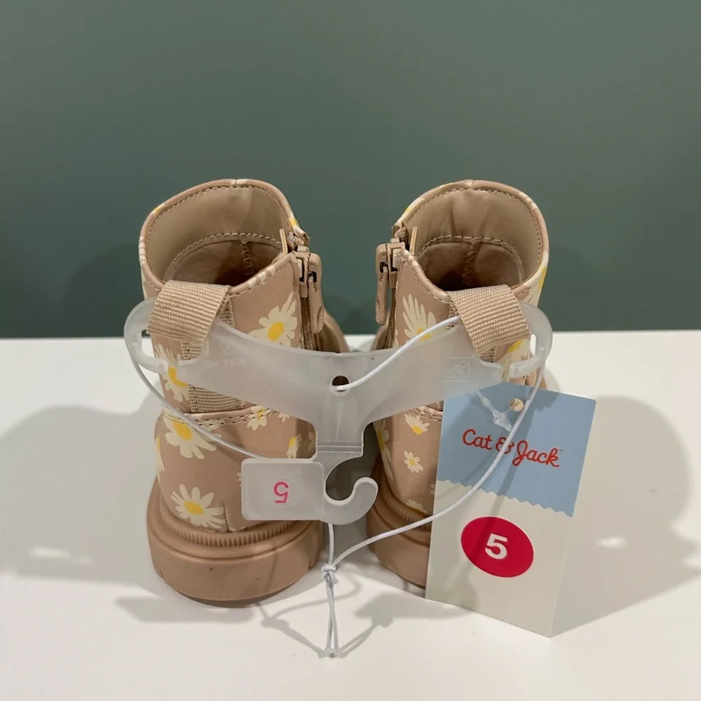 ✨BNWT - Cat & Jack Baby Girl Beige/Flora Boots - size 5✨